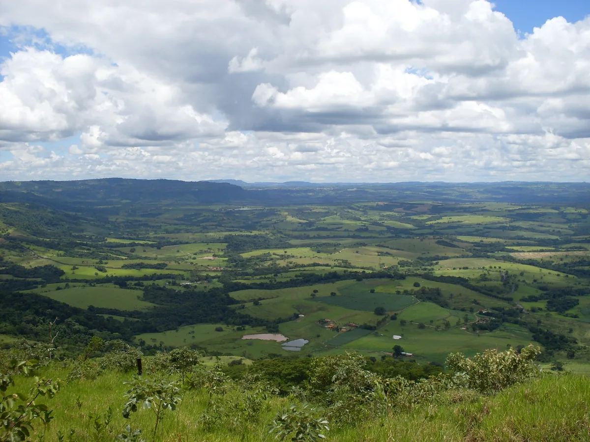 O vale visto do Mirante da Serra das Areias, com a serra fechando o horizonte
